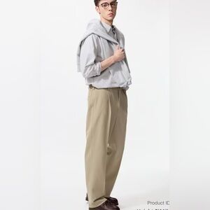 Uniqlo Mens pleated tan pants - size S